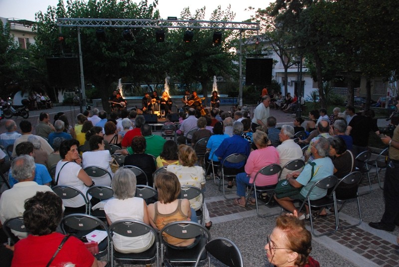 Μια βραδιά γεμάτη από μουσική του Βασίλη Τσιτσάνη απέλαυσαν την Τρίτη οι συνδημότες μας