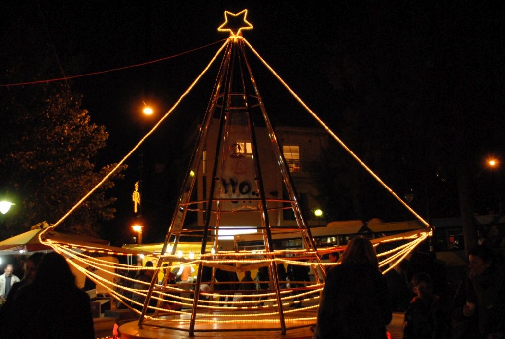 Γιορτινή ατμόσφαιρα με το άναμμα του Χριστουγεννιάτικου Καραβιού 