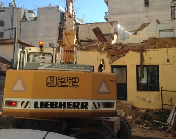 Κατεδάφιση επικίνδυνου κτηρίου στη διασταύρωση των οδών Χρ. Σμύρνης & Παναγή Τσαλδάρη