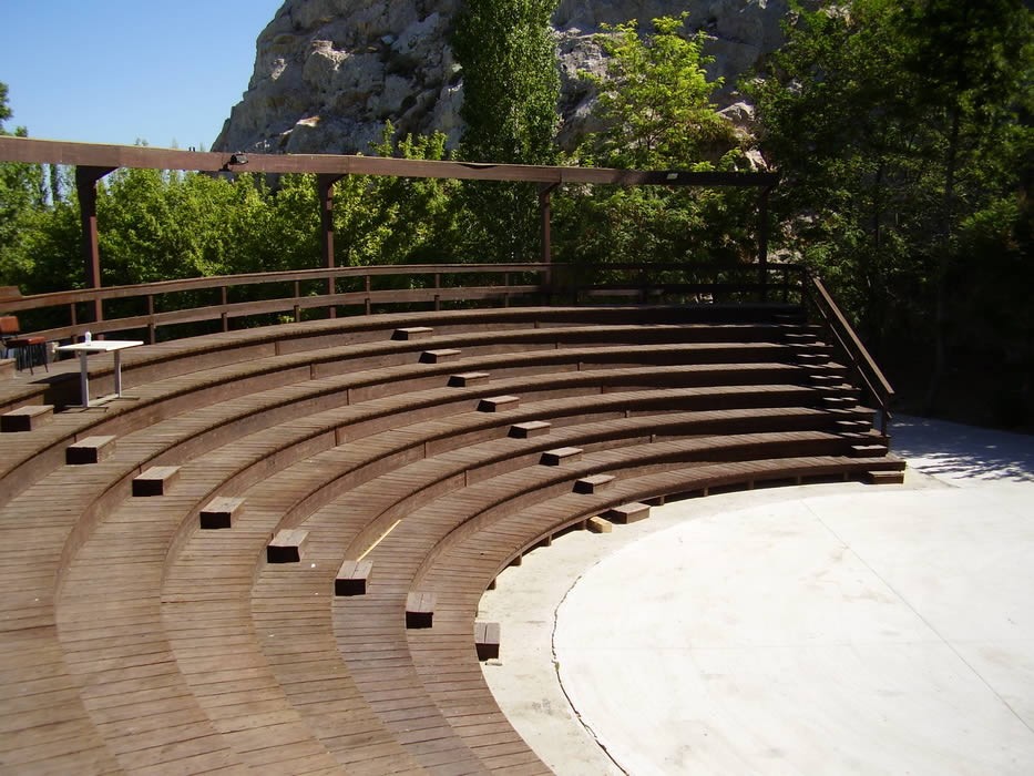 Απόψε, στη Σκιά των Βράχων, η πρεμιέρα!  