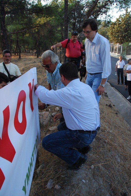 Μαζική η συμμετοχή των πολιτών στον συμβολικό αποκλεισμό των στρατοπέδων Σακέτα! 