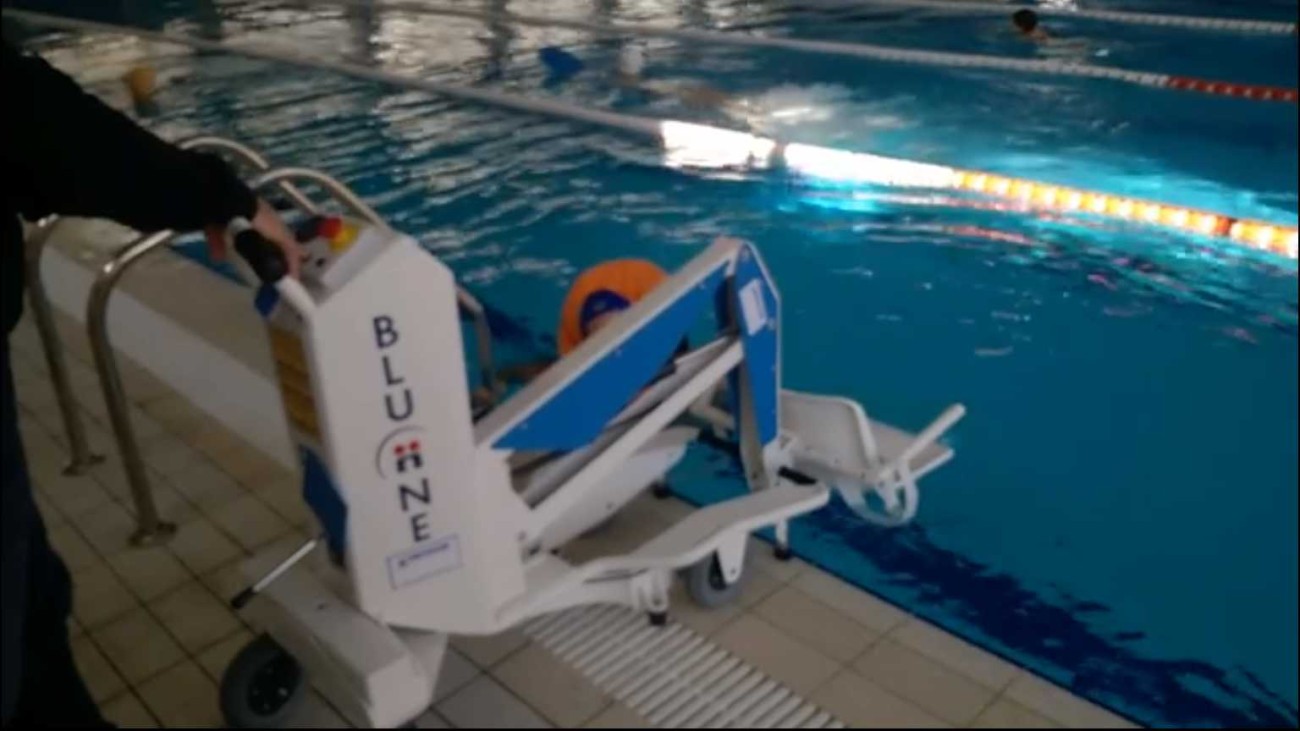 Ειδικό αναβατόριο για άτομα με κινητικά προβλήματα στο κολυμβητήριο του Δήμου Βύρωνα