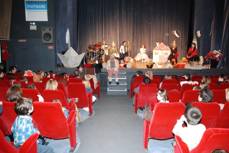 Φωτογραφικό υλικό από τις δύο πρώτες παραστάσεις του Πνευματικού Κέντρου. 