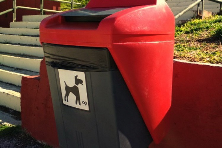 Ο Δήμος Βύρωνα τοποθέτησε ειδικούς κάδους για σκύλους