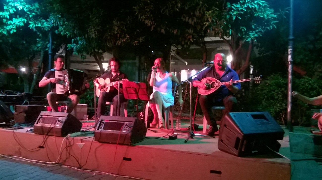 Μια υπέροχη λαϊκή βραδιά με ερμηνεύτρια τη Λένα Κιτσοπούλου απόλαυσαν οι παρευρισκόμενοι στην πλατεία Σμύρνης