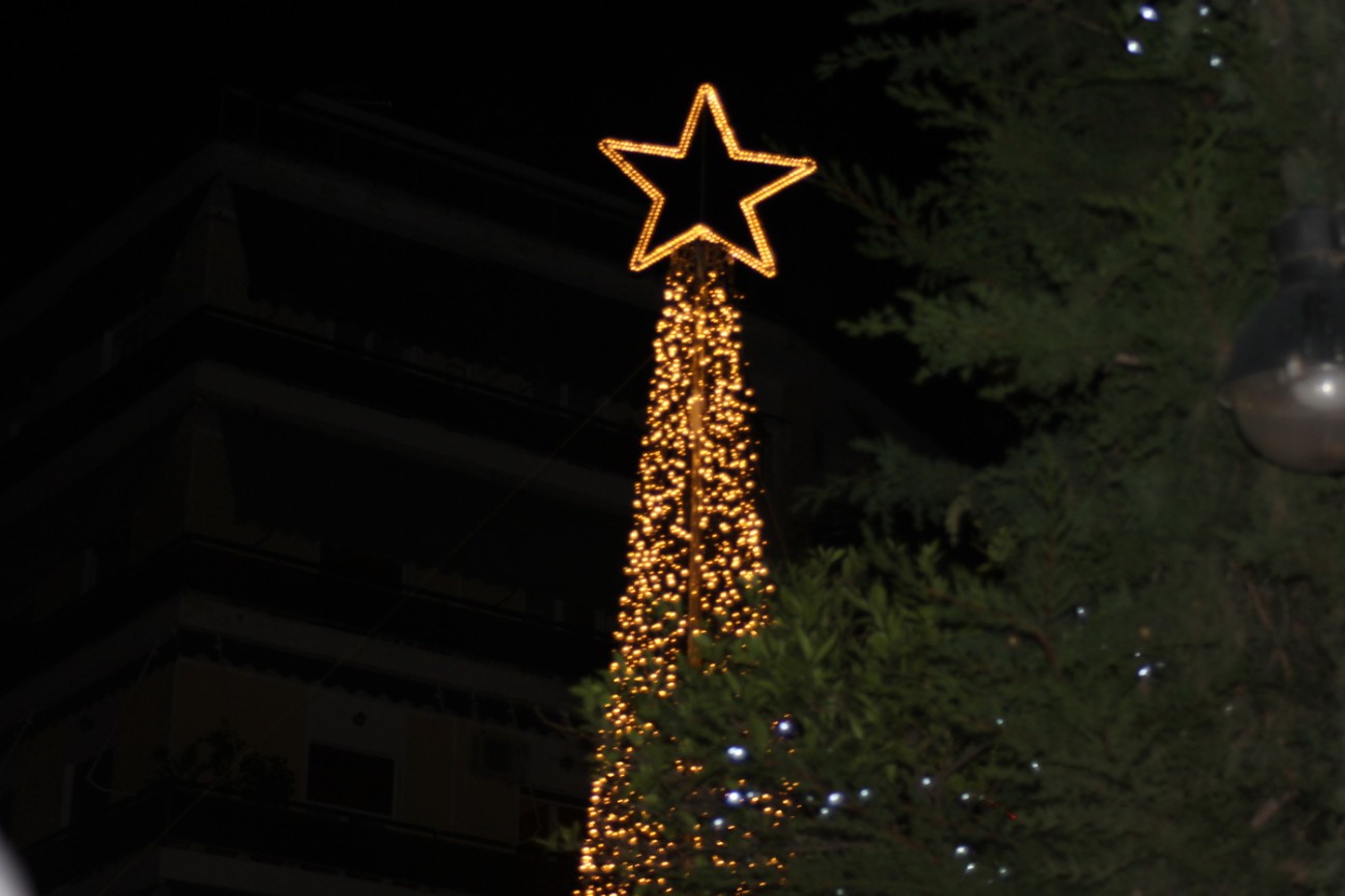 Φόρεσε τα γιορτινά του ο Δήμος Βύρωνα: ¶ναμμα του Χριστουγεννιάτικου Δέντρου