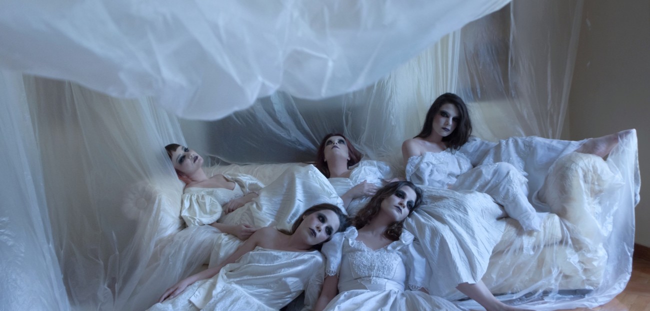 Θεατρική παράσταση «ΓΥΝΑΙΚΕΣ ΑΠΟ ΧΩΜΑ»