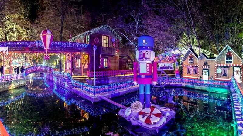 Το «Πρώτο Ελληνικό Χωριό του Αη-Βασίλη» έρχεται στα Θέατρα Βράχων!   