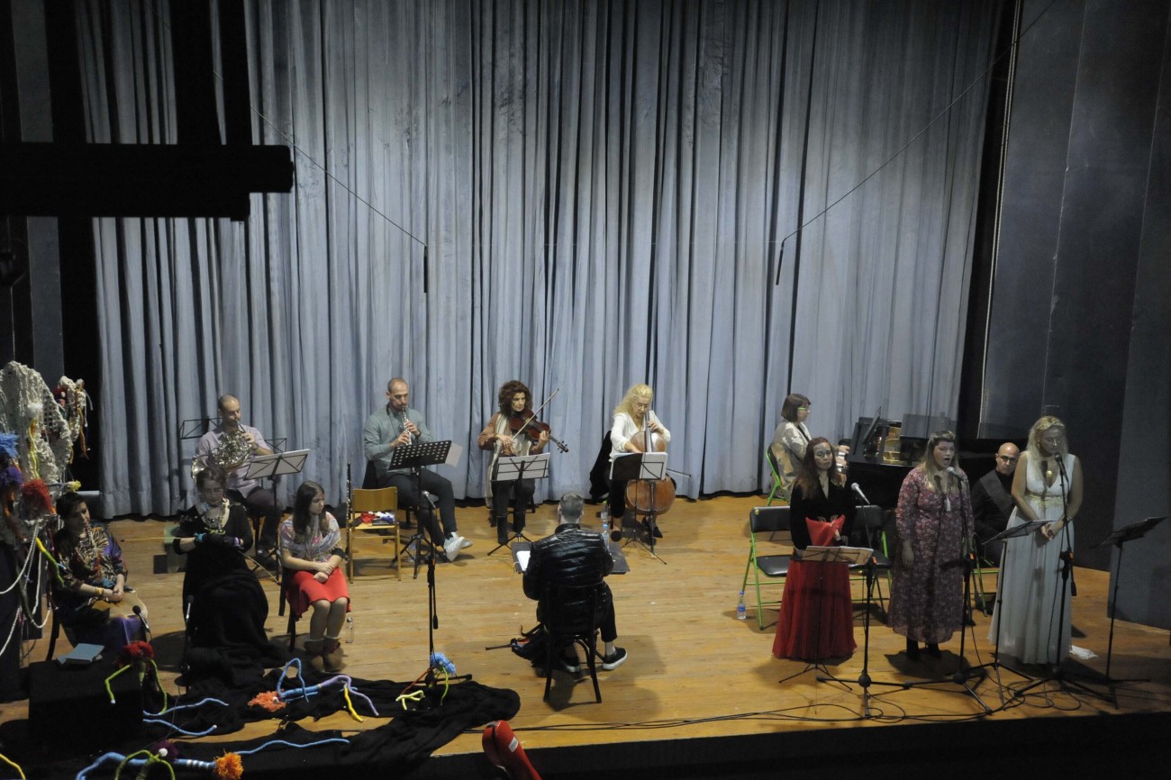 Πυρίκαυστες Πόλεις:  Με επιτυχία παρουσιάστηκε το συμφωνικό έργο «Αριστοτέλη Χαίρειν – τα Πορτραίτα των Προγόνων μας» 