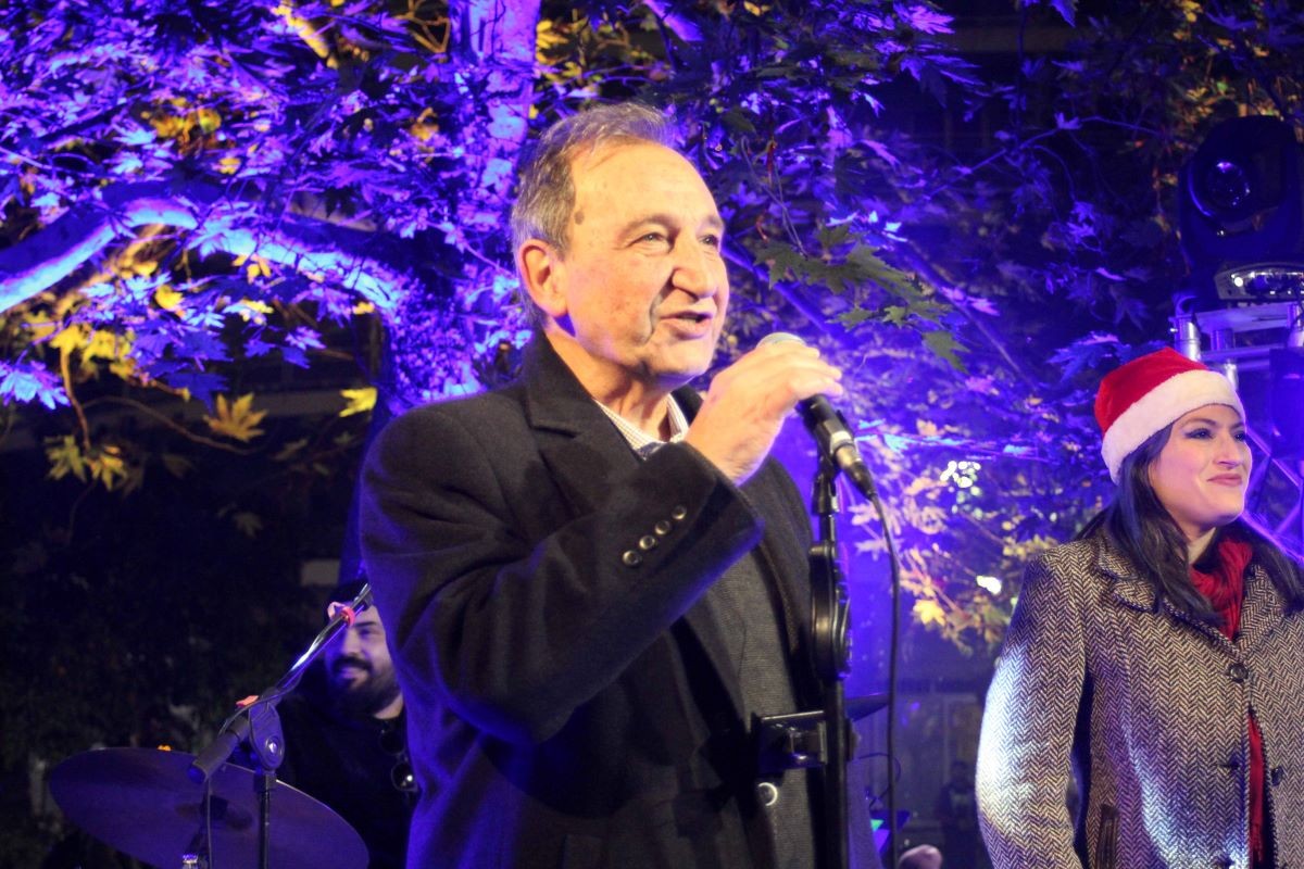 Πολύ κέφι, μουσική και χορός στο Χριστουγεννιάτικο πάρτι του Δήμου Βύρωνα στην πλατεία Αγίου Λαζάρου 