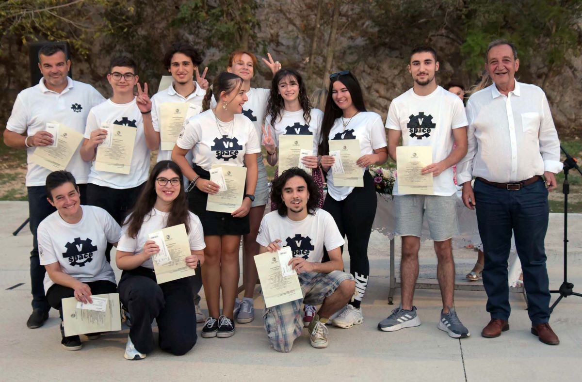 Συγκίνηση και υπερηφάνεια στη βράβευση μαθητριών & μαθητών του Βύρωνα που διακρίθηκαν το 2023! 