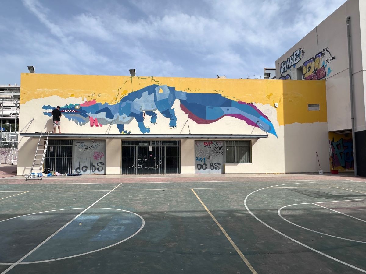 Ένας δεινόσαυρος στο Γυμνάσιο Καρέα