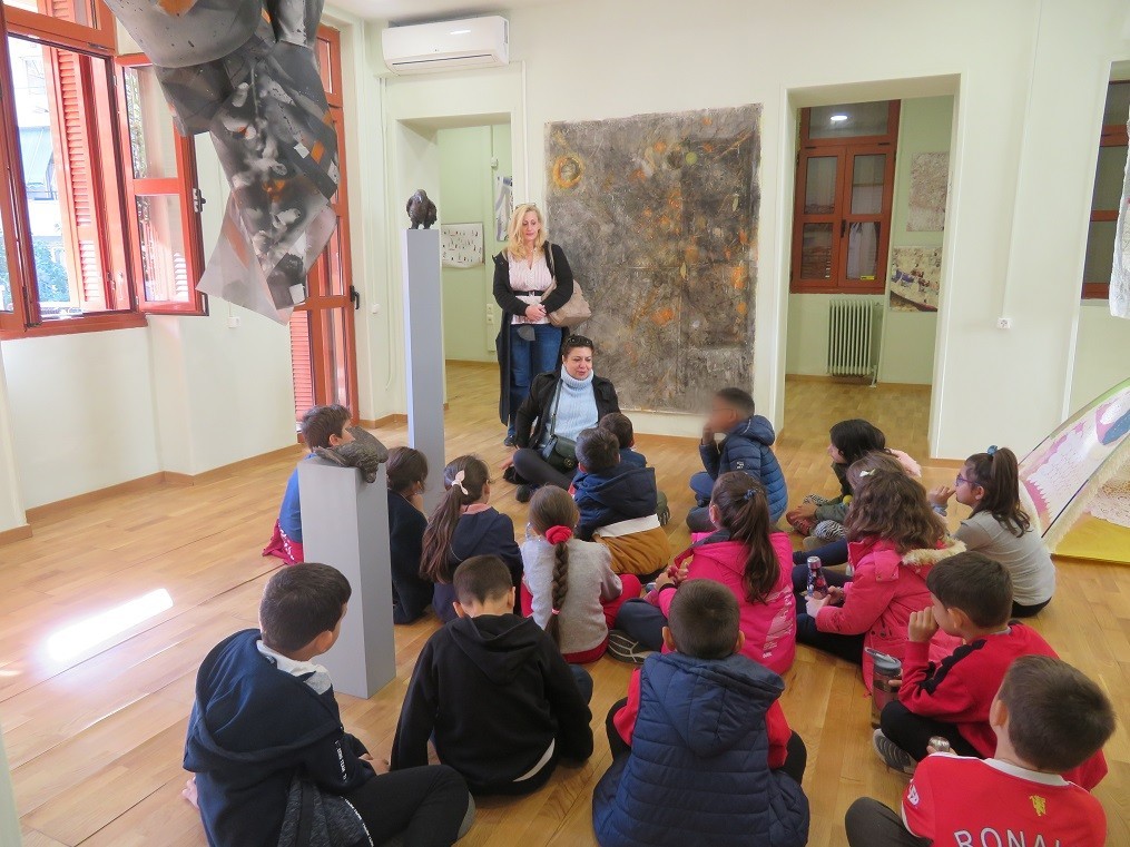 Ξεναγήσεις σχολείων του Βύρωνα στην έκθεση «Σπίτι ορθάνοιχτα αφημένο» στο παλιό Δημαρχείο 