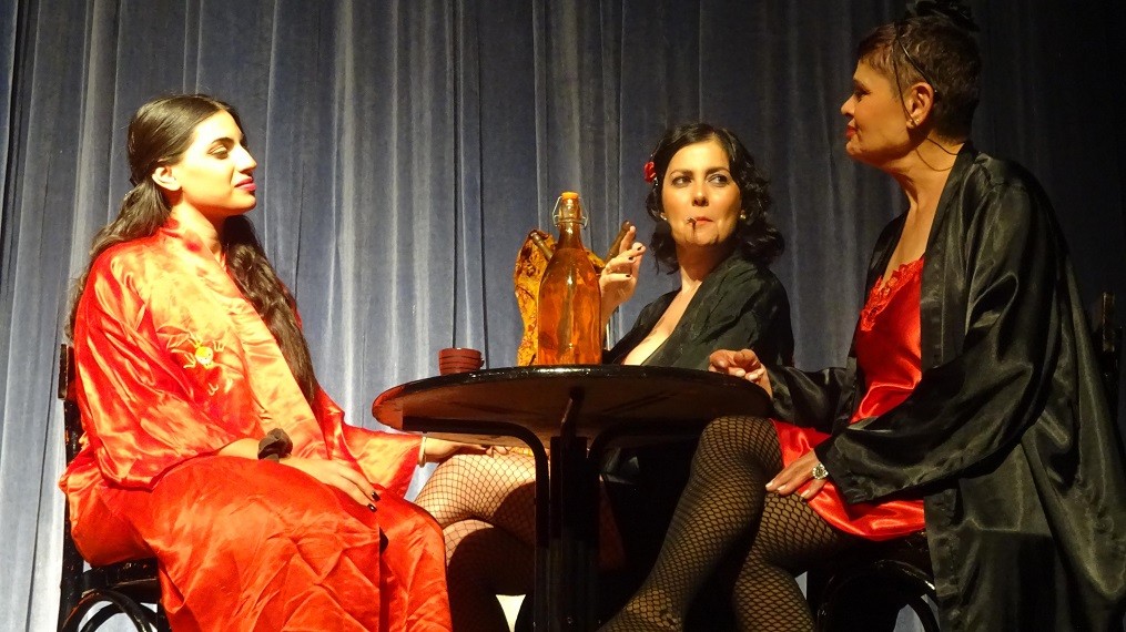 Μεγάλη επιτυχία σημείωσε η μουσικοθεατρική παράσταση “Οι πόρνες στα Βούρλα ή κάτι να μείνει από μένα”