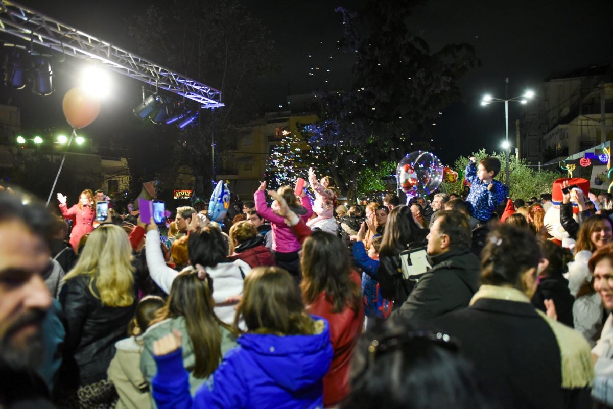 Με μια φαντασμαγορική γιορτή ξεκίνησαν οι χριστουγεννιάτικες εκδηλώσεις του Δήμου μας