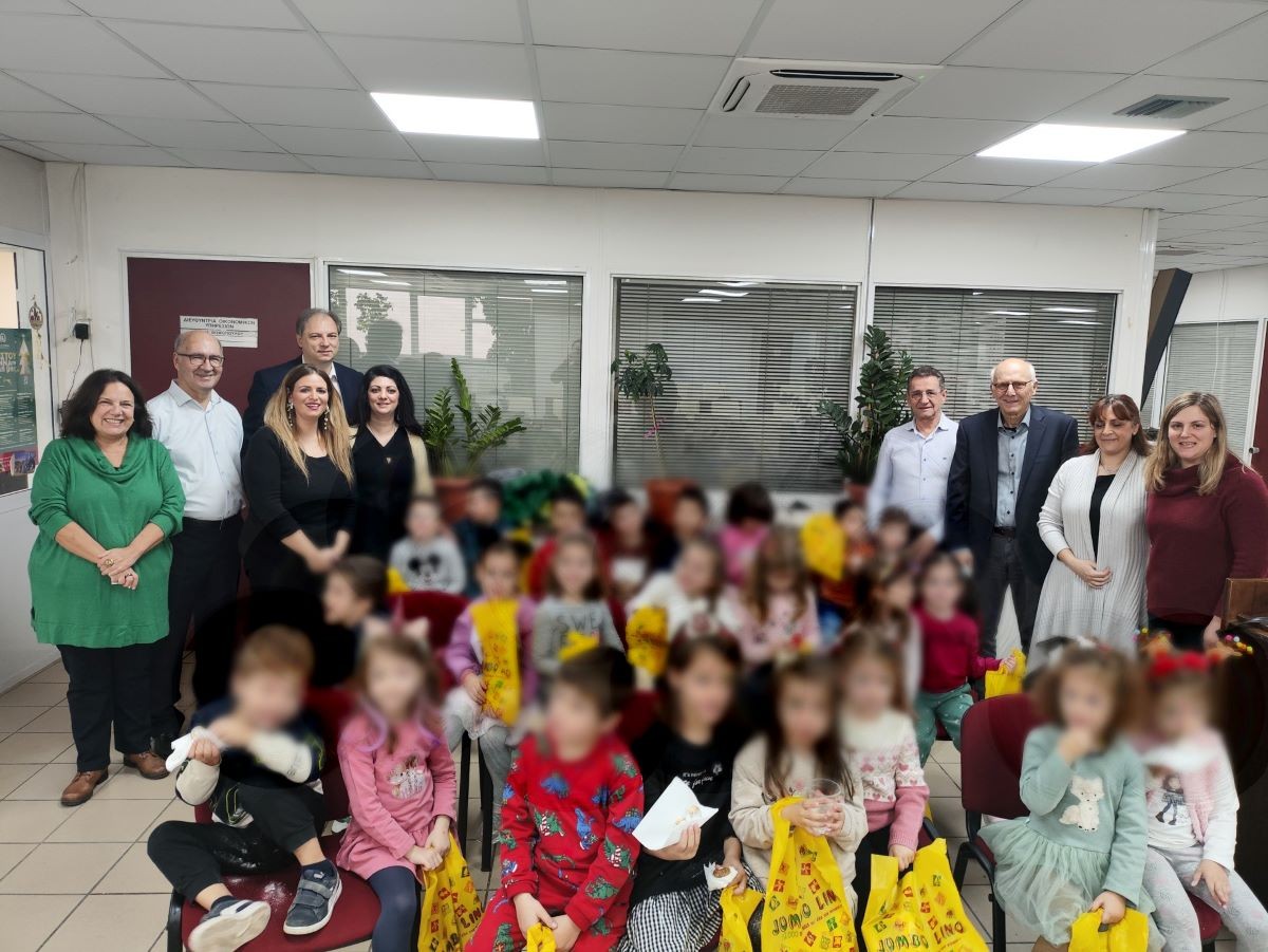 Χριστουγεννιάτικα Κάλαντα από τα Παιδιά του «Πρώτου Σκαλιού» στον Δήμαρχο Βύρωνα Αλέξη Σωτηρόπουλο