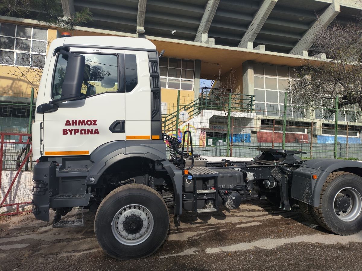 Ενίσχυση του στόλου καθαριότητας του Δήμου Βύρωνα μ’ ένα νέο φορτηγό τύπου τράκτορα
