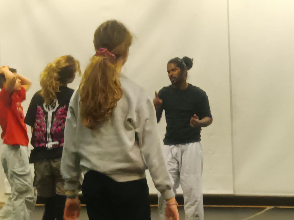 Ένα ξεχωριστό μάθημα από τον διεθνούς φήμης χορευτή & χορογράφο Anand Dhanakoti παρακολούθησαν οι μαθητές του Κέντρου Μελέτης Χορού Ντάνκαν