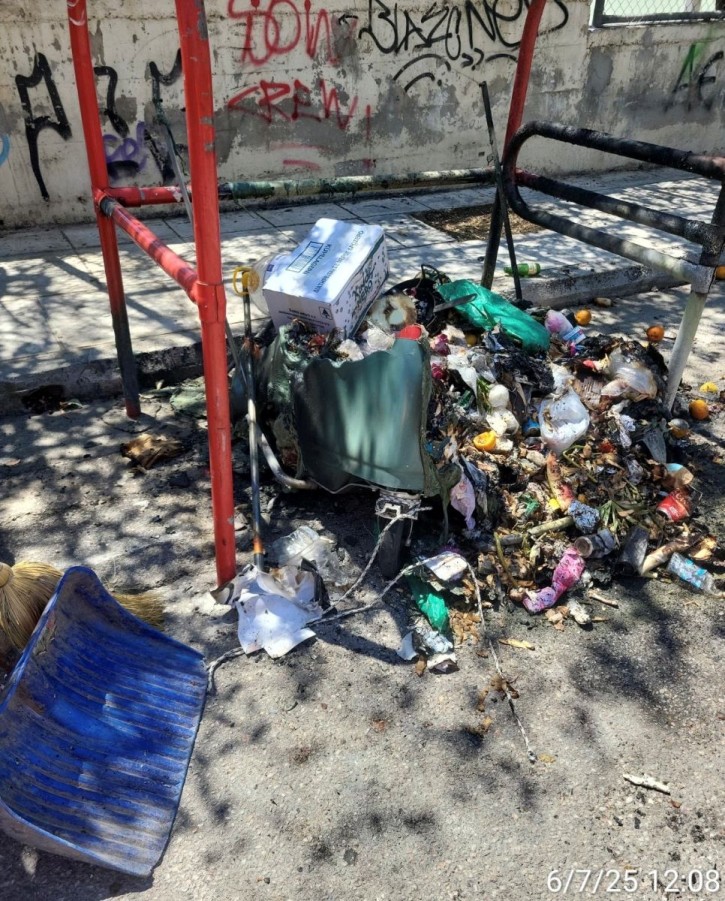 Νέο περιστατικό βανδαλισμού και εμπρησμού κάδων στην οδό Φρυγίας