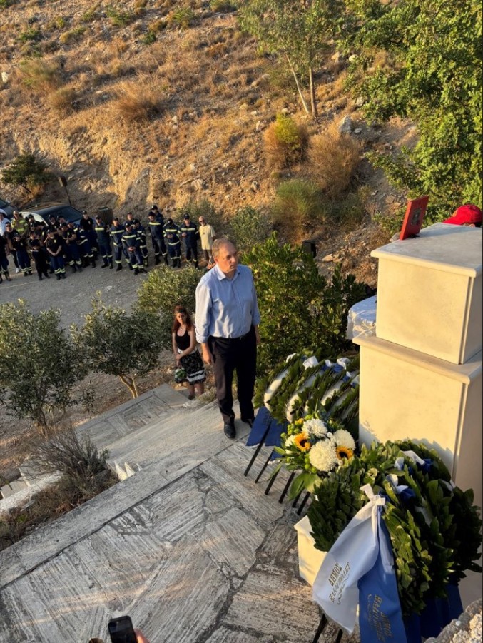 Κατάθεση Στεφάνου από τον Δήμαρχο Βύρωνα στη Μνήμη των Πεσόντων Πυροσβεστών στον Υμηττό