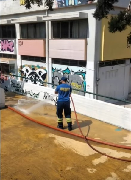 Καθαρισμός των προαύλιων χώρων σ' όλα τα σχολεία του Βύρωνα
