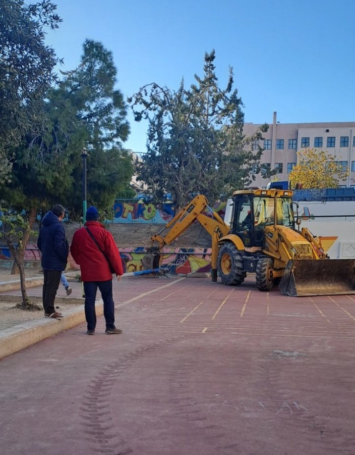 Απομάκρυνση κολώνων στον αύλειο χώρο των 5ου & 11ου Δημοτικών σχολείων