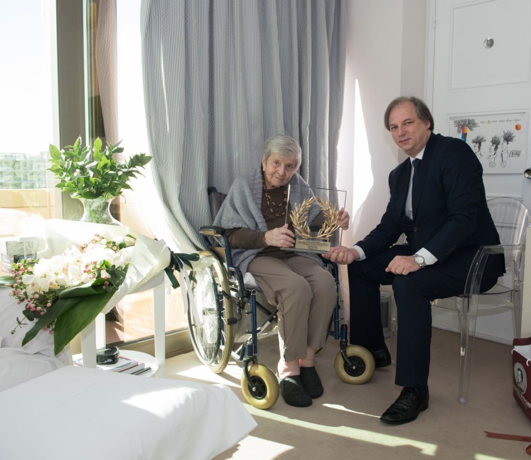 Ο Δήμαρχος Βύρωνα Αλέξης Σωτηρόπουλος τιμά την Ελένη Γλύκατζη- Αρβελέρ ως «Βυρωνιώτισσα του αιώνα»