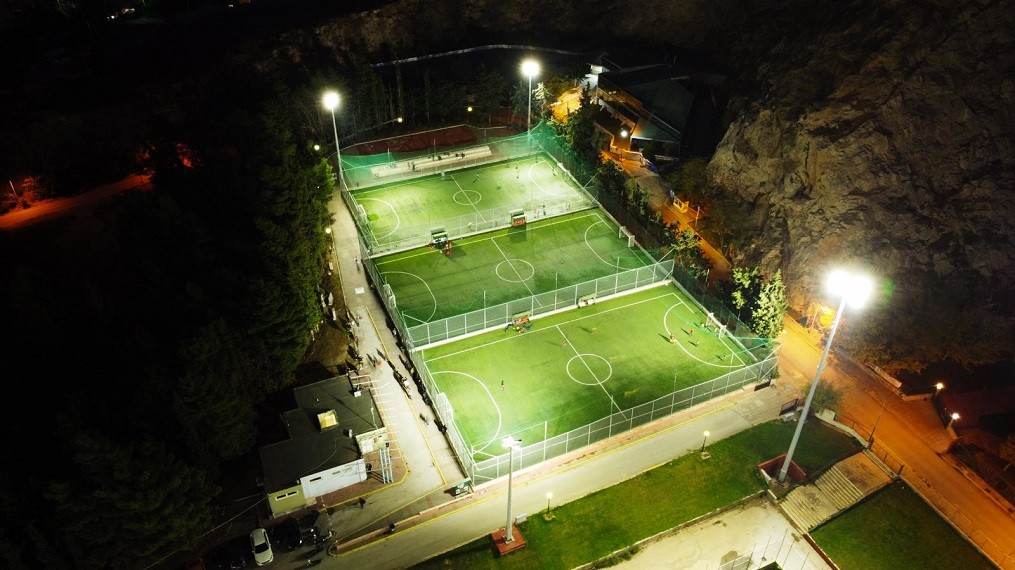 Προχωράει η αποκατάσταση αθλητικών εγκαταστάσεων – Τοποθετήθηκε καλύτερος και οικονομικότερος φωτισμός LED στα γήπεδα