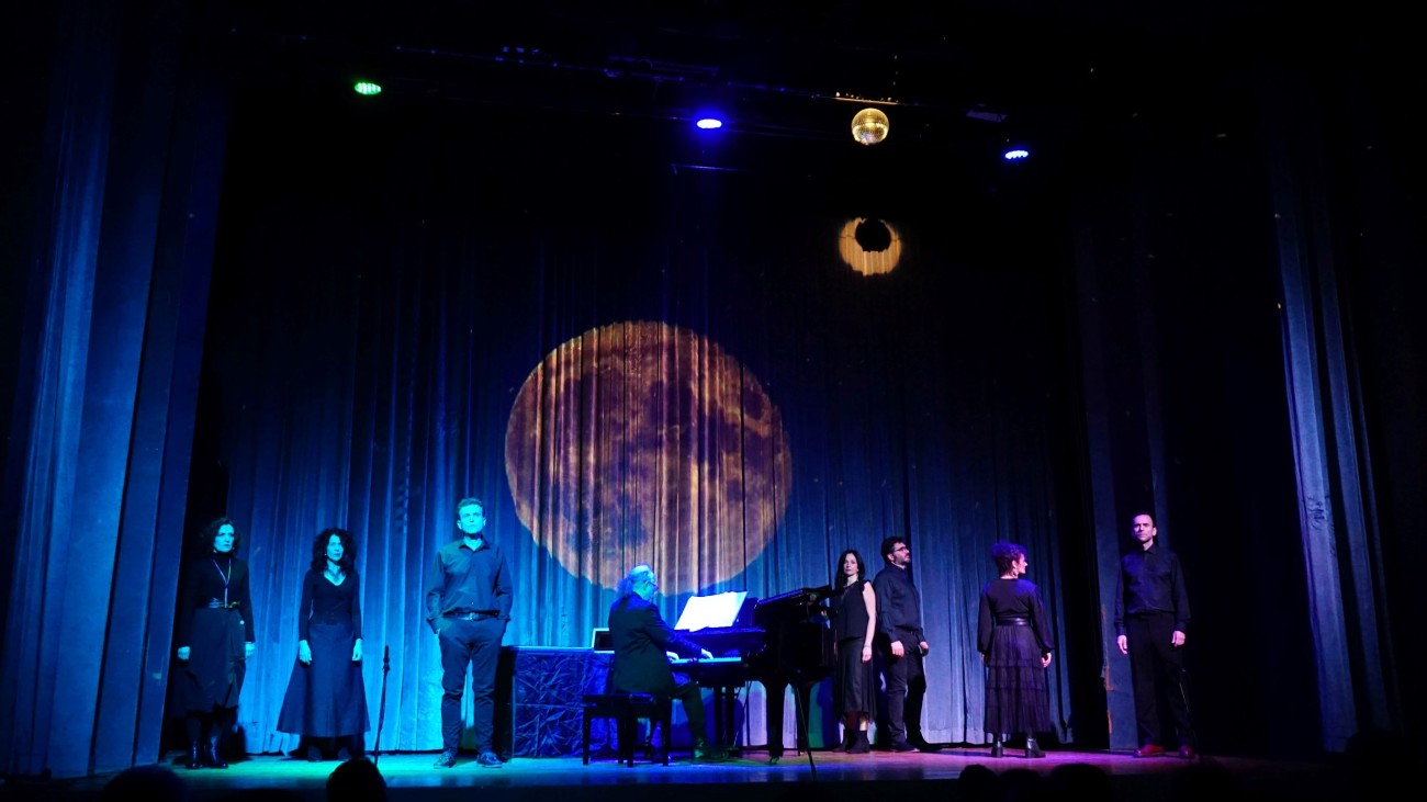 Ένα όμορφο ποιητικό ταξίδι στο χρόνο από τη Θεατρική Ομάδα Εκπαιδευτικών Δήμου Βύρωνα