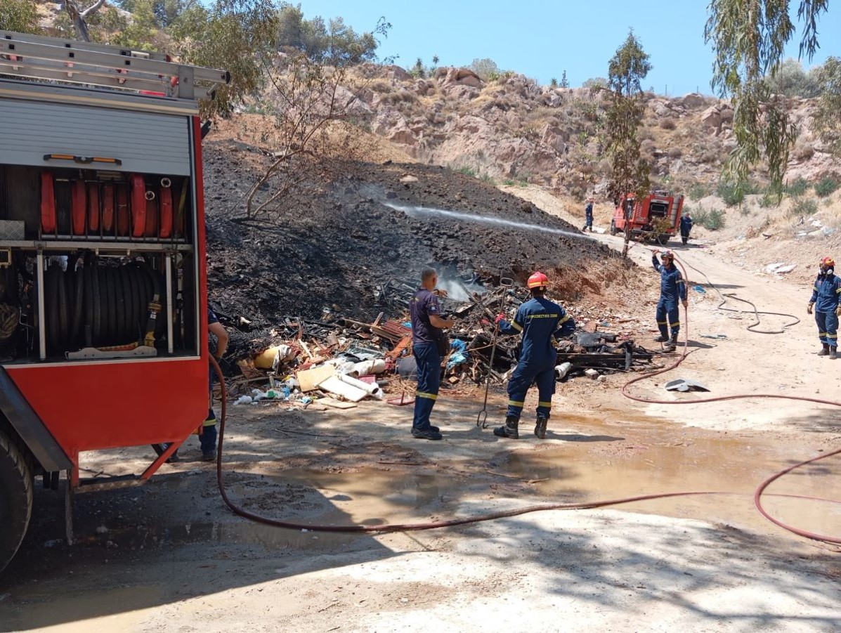 Φωτιά κοντά στον Υμηττό  και τα Θέατρα Βράχων, η οποία αντιμετωπίστηκε άμεσα