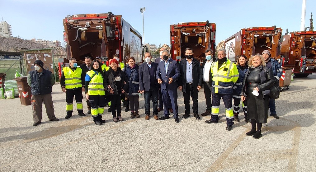 Τέσσερα απορριμματοφόρα και 925 καφέ κάδους συλλογής βιοαποβλήτων, παρέλαβε ο Βύρωνας
