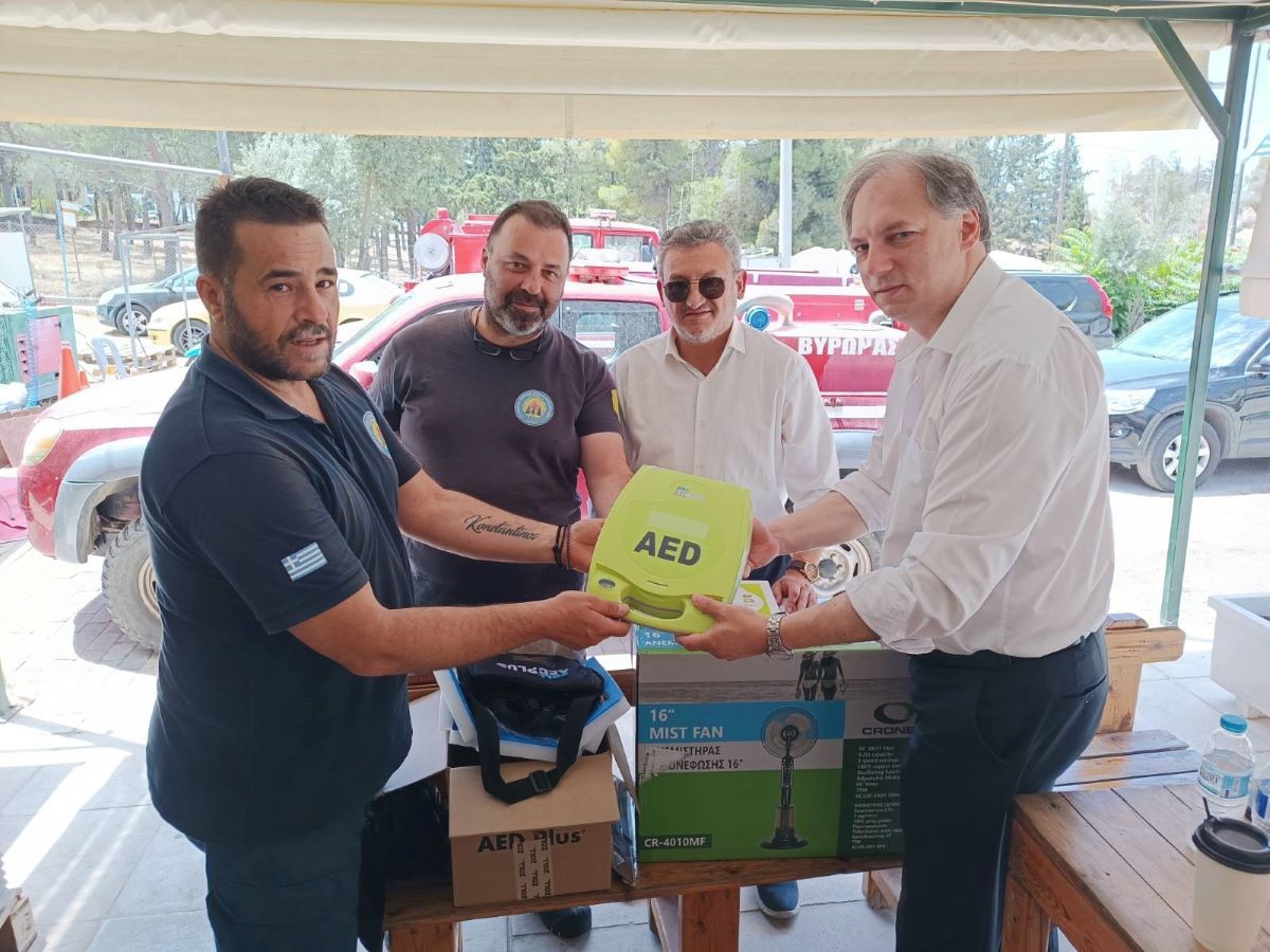 Παράδοση από το Δήμαρχο Βύρωνα ενός απινιδωτή (ΚΑΡΠΑ) και ενός ανεμιστήρα υδρονέφωσης στο Πυροφυλάκιο Βύρωνα
