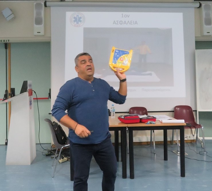 Eκπαίδευση στη χρήση απινιδωτή και στην καρδιοπνευμονική αναζωογόνηση από το Τμήμα Αθλητισμού 