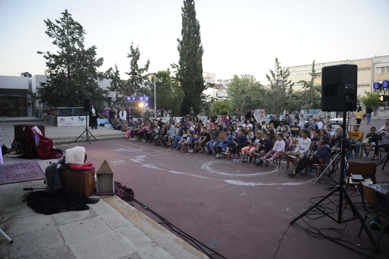 Ένα μπαούλο παραμύθια άνοιξε για τα παιδιά Κυριακή 25/9 στην αυλή των 5ου & 11ου Δημοτικών Σχολείων