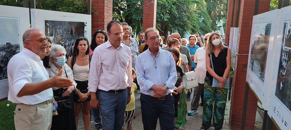 Εγκαινιάστηκε υπαίθρια έκθεση cartes postales για τη Σμύρνη, για τα 100 χρόνια από τη Μικρασιατική καταστροφή