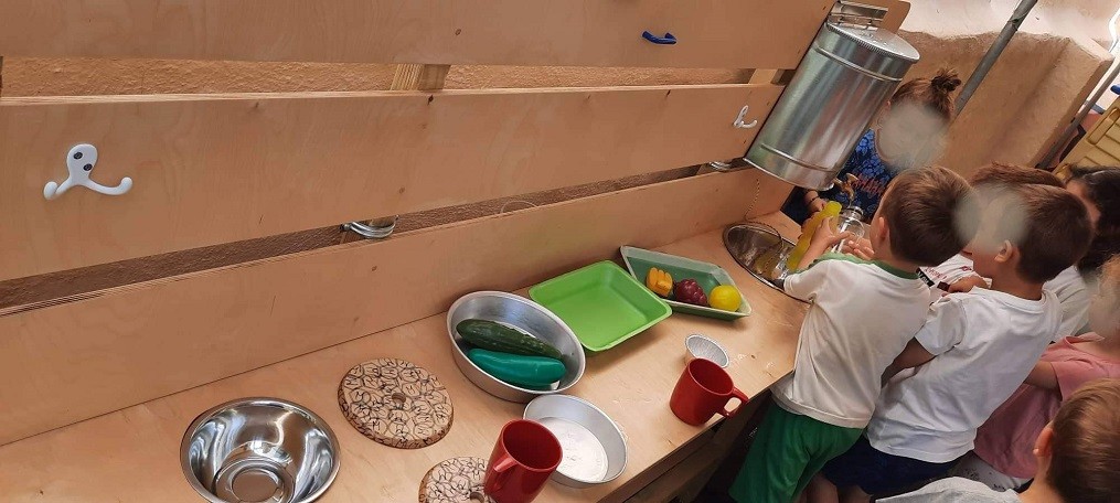 Με δυο ξεχωριστές παιδικές γωνιές, γνωστές ως κουζίνες της φύσης ή λασποκουζίνες εμπλουτίστηκαν οι αυλές του 1ου και 5ου Παιδικού Σταθμού Βύρωνα.