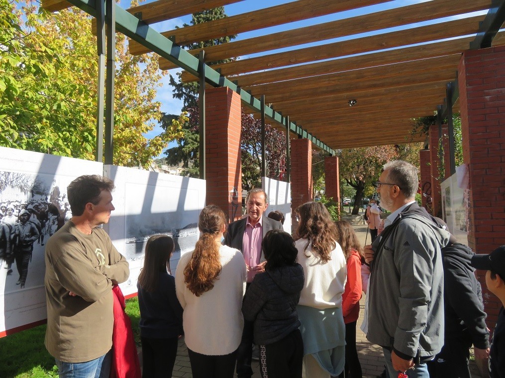 Υπαίθριο μάθημα σχολικής ιστορίας, στην ανοικτή έκθεση cartes postales για τη Σμύρνη! 