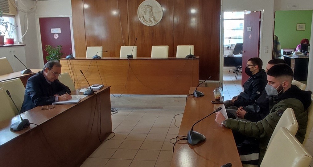 Συνάντηση του Δημάρχου Βύρωνα με μαθητές λυκείων υπό κατάληψη που αντιδρούν στο άνοιγμα των σχολείων χωρίς επαρκή μέτρα για τον κορονοϊό