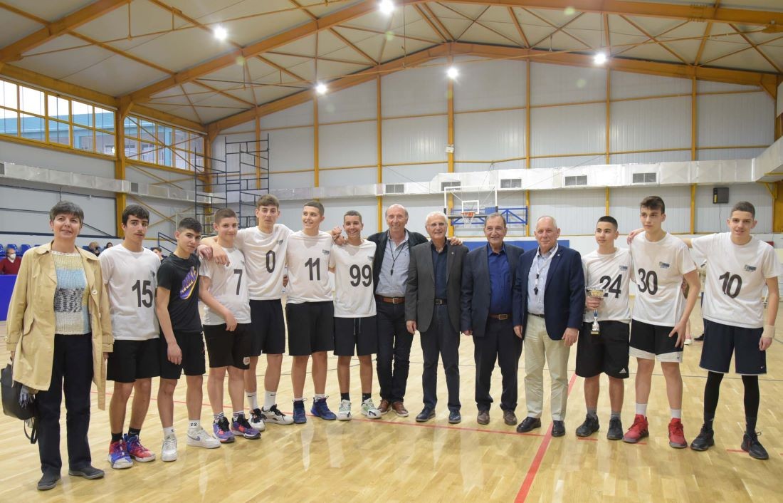 Με μια ενθουσιώδη βράβευση μαθητών, παραδόθηκε το ανακαινισμένο κλειστό των σχολείων της Ανάληψης 