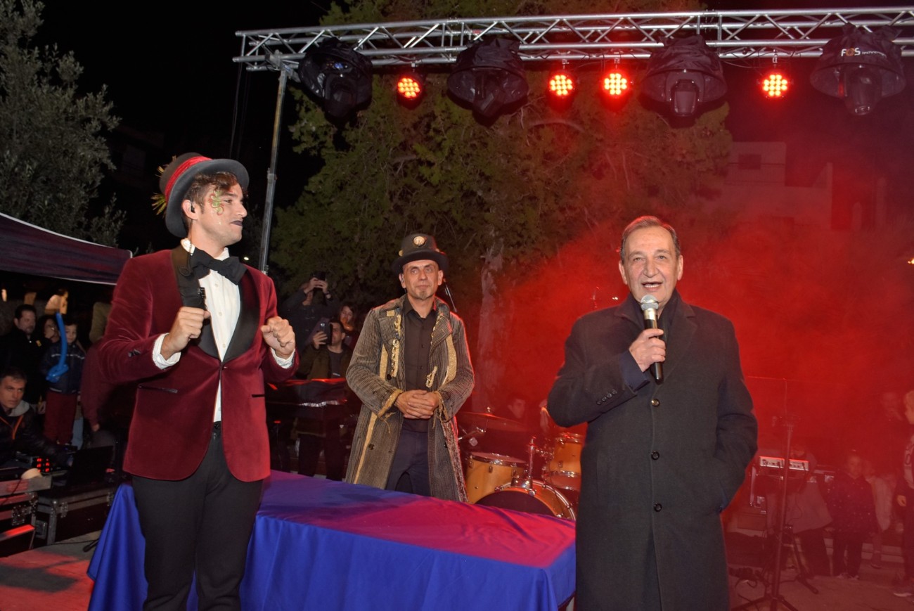 Με ένα μεγάλο πάρτι στην εντυπωσιακή νέα Πλατεία Φατσέα ο Δήμος Βύρωνα υποδέχτηκε τα Χριστούγεννα! 