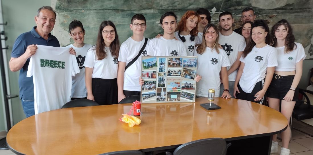 Η ομάδα V-SPACE του 5ου Λυκείου Βύρωνα, που κέρδισε στον Ευρωπαϊκό Διαγωνισμό, ευχαρίστησε το Δήμαρχο Βύρωνα για την συμπαράστασή του!