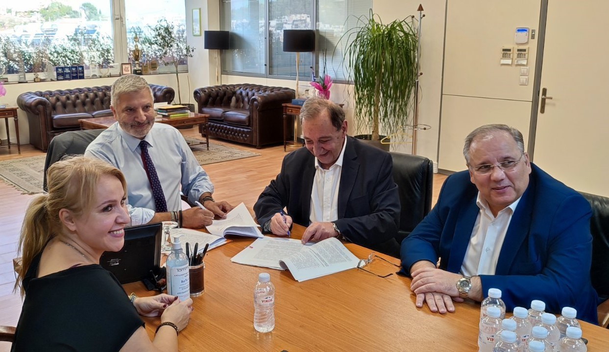 Υπεγράφη η σύμβαση ανακατασκευής του αγωνιστικού χώρου του Δημοτικού Σταδίου Βύρωνα