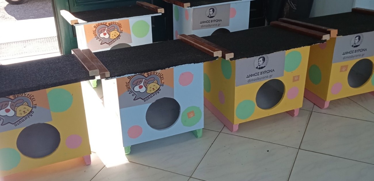 Νέα σπιτάκια για γάτες κατασκεύασε η τεχνική υπηρεσία του Δήμου Βύρωνα ενόψει της κακοκαιρίας