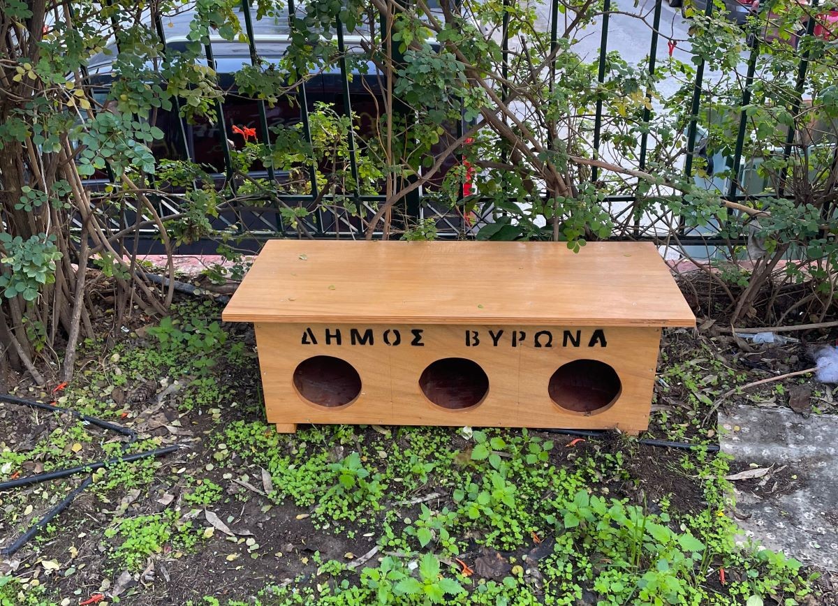 Πέντε νέα σπιτάκια Τριθέσια για τις αδέσποτες γάτες του Δήμου Βύρωνα,τοποθέτησε η υπηρεσία Αστικής Πανίδας