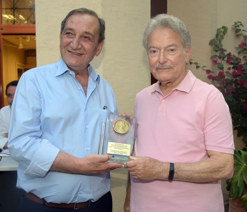 Ο Δήμος Βύρωνα τίμησε τον Μιχάλη Τοπούζη για το