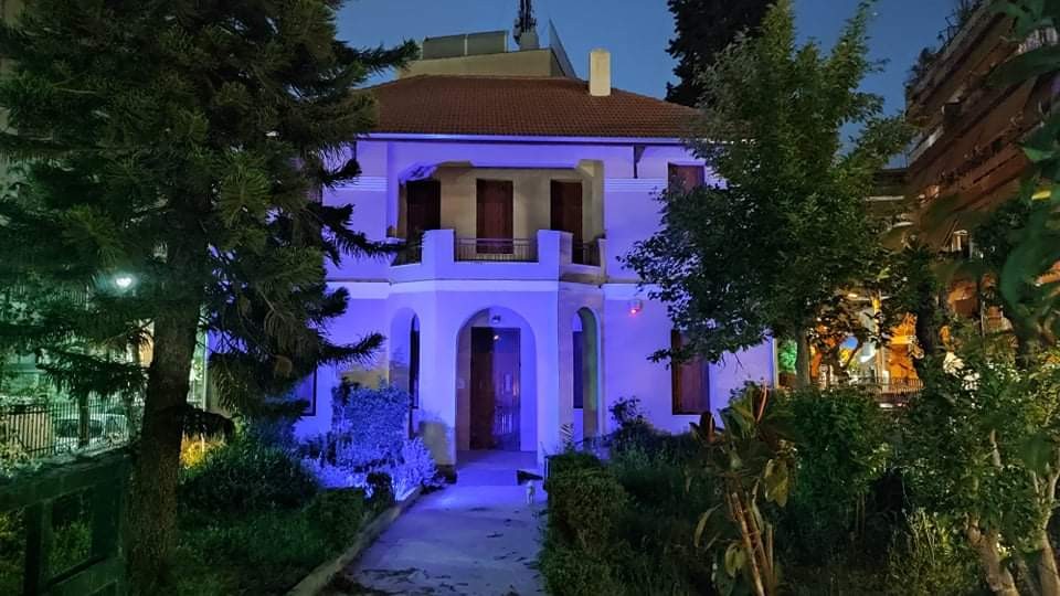 Ο Δήμος Βύρωνα στηρίζοντας το Make-A-Wish Ελλάδος, φωτίζει μπλε το ιστορικό παλαιό Δημαρχείο της πόλης