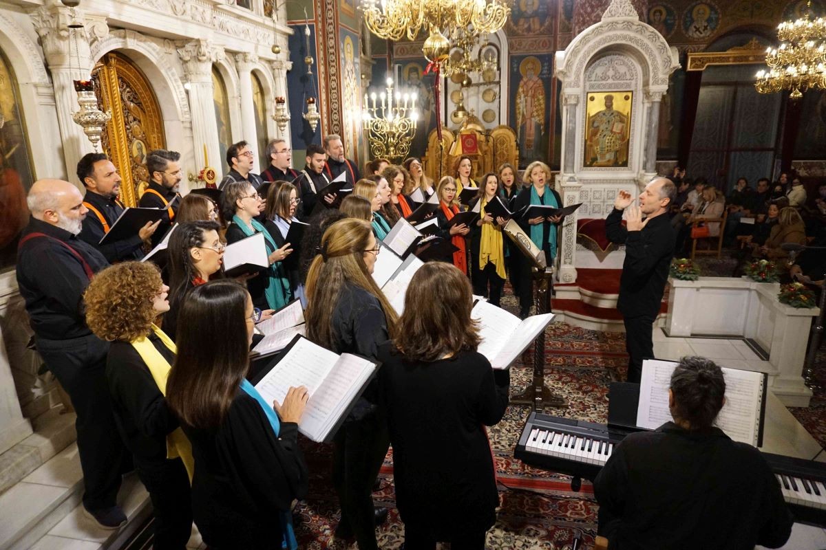 Εορταστική, κατανυκτική ατμόσφαιρα στο ναό της Αγίας Τριάδας από τις μελωδίες της χορωδίας του Δήμου Βύρωνα