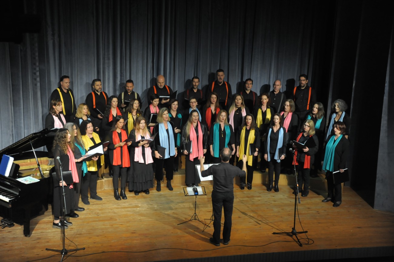 Χριστουγεννιάτικες μελωδίες από τη χορωδία του Δήμου Βύρωνα 