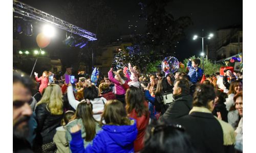 Με μια φαντασμαγορική γιορτή ξεκίνησαν οι χριστουγεννιάτικες εκδηλώσεις του Δήμου μας
