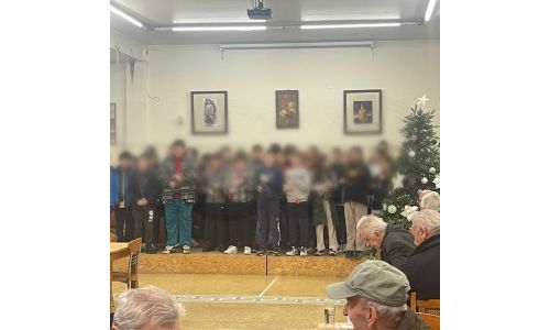 Mαθητές της ΣΤ’ του 3ου Δημοτικού σχολείου Βύρωνα έψαλαν τα παραδοσιακά κάλαντα στο Κ.Α.Π.Η Αγίας Τριάδας